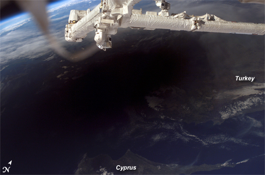 http://eol.jsc.nasa.gov/sseop/images/EFS/lowres/ISS012/ISS012-E-21351.jpg