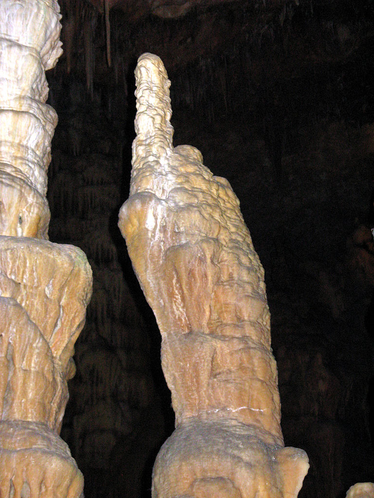 http://upload.wikimedia.org/wikipedia/commons/thumb/8/8e/Interesting_form_of_stalagmite.jpg/768px-Interesting_form_of_stalagmite.jpg