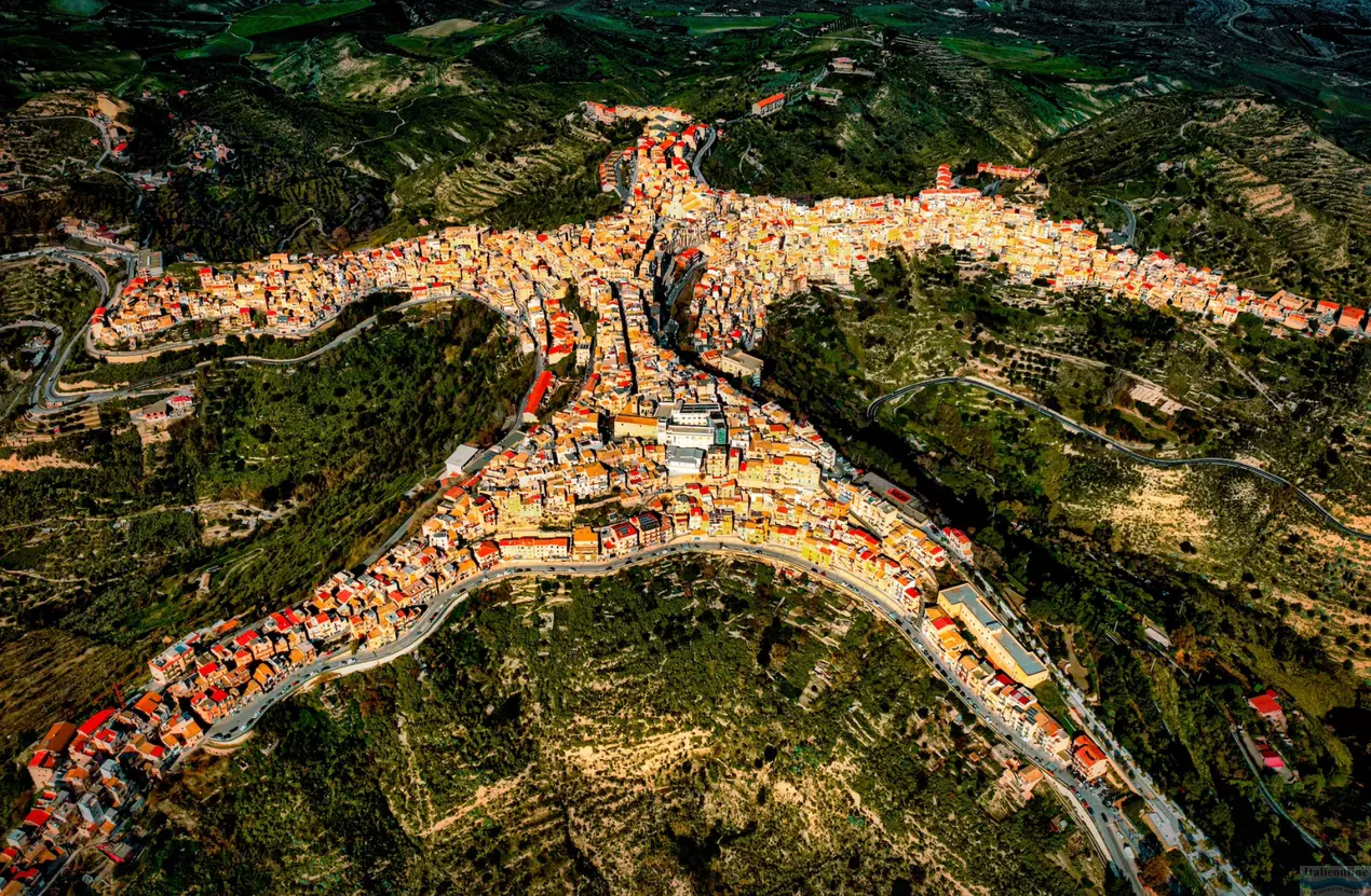 https://ita.travel/img/t1270h0/blogimg/leto/sicilia/centuripe.webp