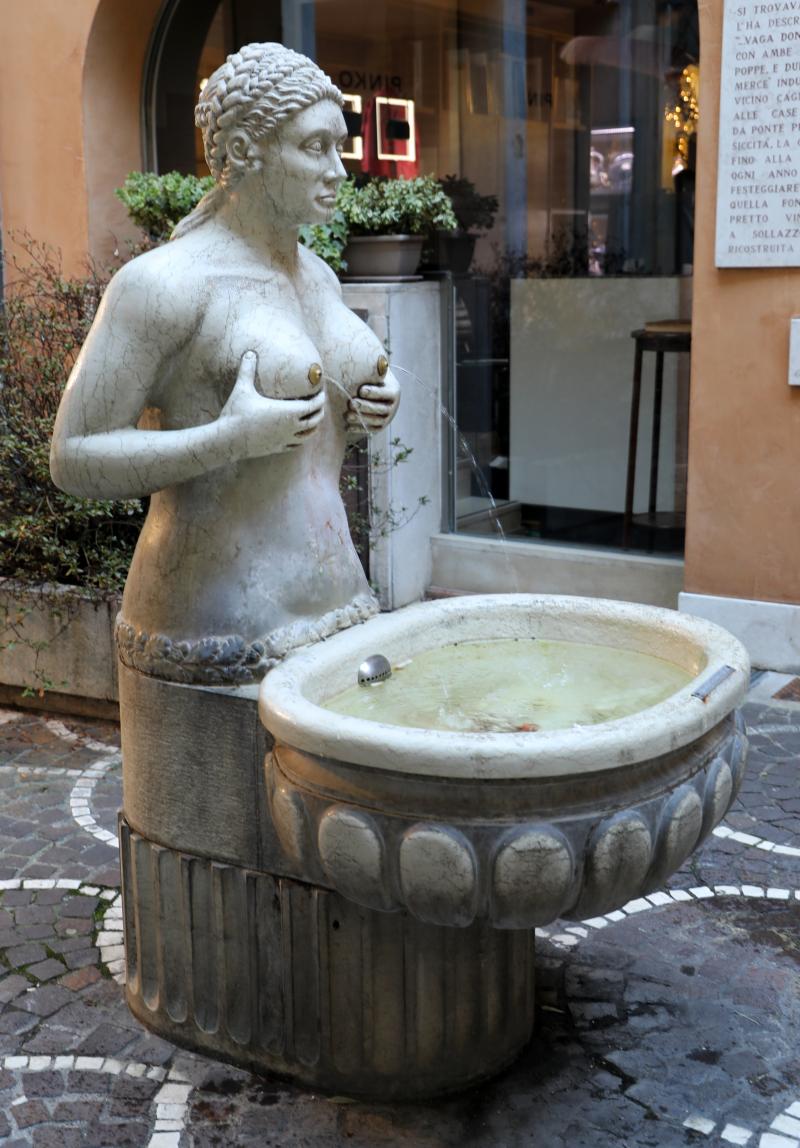 https://upload.wikimedia.org/wikipedia/commons/7/72/Treviso%2C_��������a_delle_tette_con_scultura_rifatta_nel_1989%2C_01.jpg