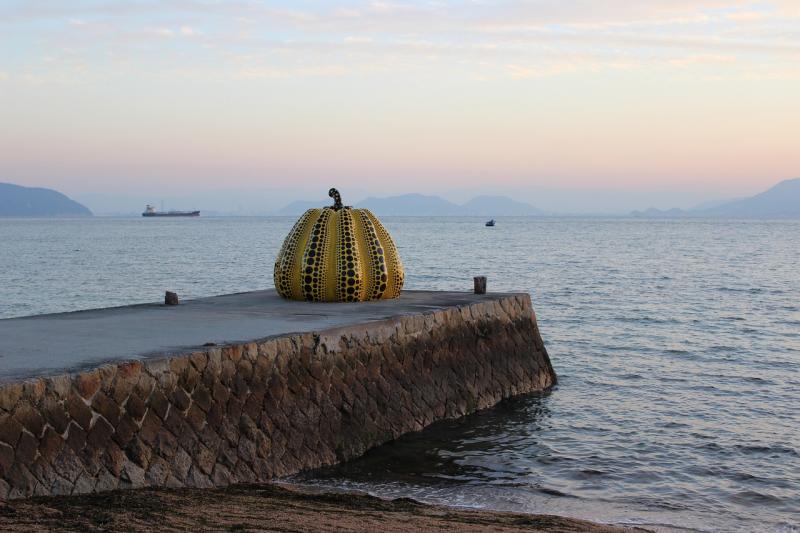 https://finding-naoshima.co.jp/wp-content/uploads/2024/11/pumpkin-1394867_1280.jpg